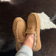 Load image into Gallery viewer, OUTBACK SHEEPSKIN MOCCASINS