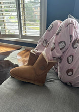 Load image into Gallery viewer, SHORT ONE BUTTON UGG BOOTS