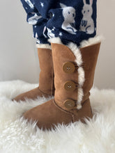 Load image into Gallery viewer, THREE BUTTON BOOTS