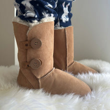 Load image into Gallery viewer, SHORT TWO BUTTON UGG BOOTS